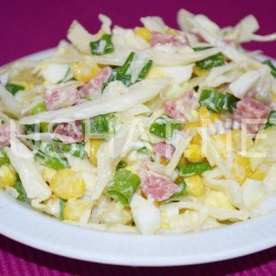 Салат из капусты с колбасой и кукурузой
