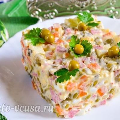 Салат Московский с копченой колбасой