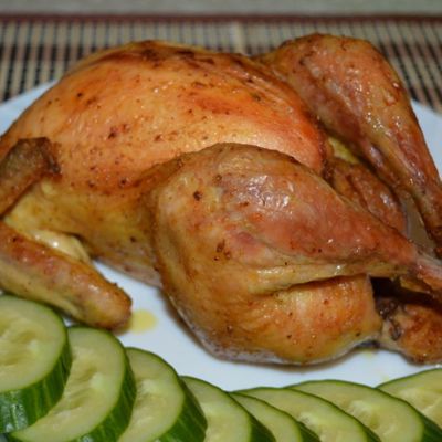 Курица с хрустящей корочкой запеченная в духовке целиком, фаршированная луком и чесноком