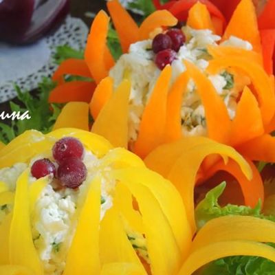 Сырный салат в цветках из перца