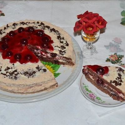 Шоколадный торт с вишней и сметанным кремом