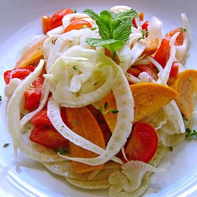 Салат из фенхеля, с хурмой, помидорами и бальзамическим уксусом