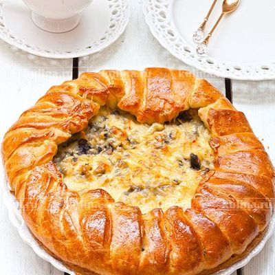 Дрожжевой пирог с грибами и сыром