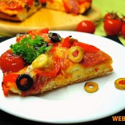 Пицца с салями, моцареллой и помидорами