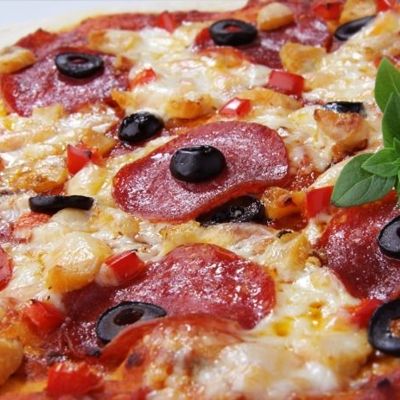 Пицца с колбасой по-итальянски
