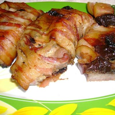 Свинина с черносливом в беконе, запеченая в духовке