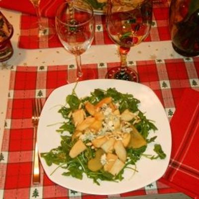Салат из груши с рукколой и сыром Дор блю