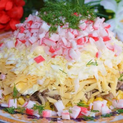 Салат с крабовыми палочками, кукурузой и рисом