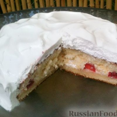 Бисквитный торт с ягодами и белковым кремом