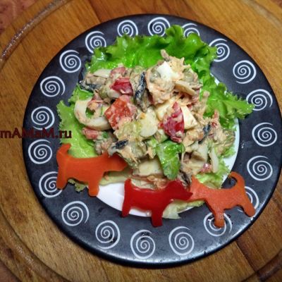 Салат из шпрот со сладким перцем, листовым салатом и горошком