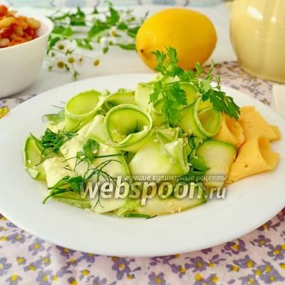 Салат из свежего кабачка с кунжутом