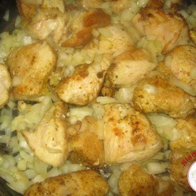 Куриное филе жареное на сковороде с добавлением нежной приправы карри