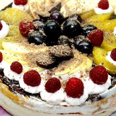 Бисквитный фруктовый торт с малиной