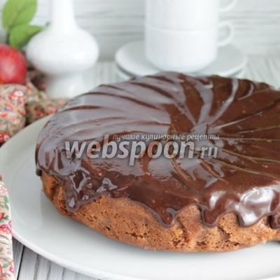 Шоколадный пирог с яблоками