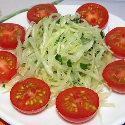 Капустный салат с помидорами черри