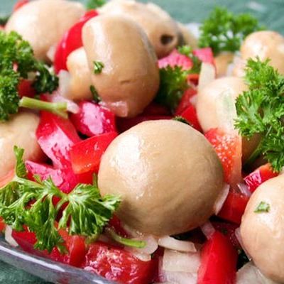 Простой салат с грибами и болгарским перцем