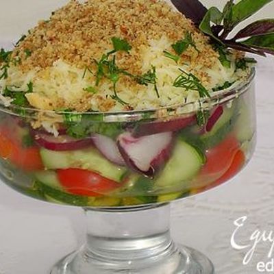 Овощной салат с брынзой и орехами