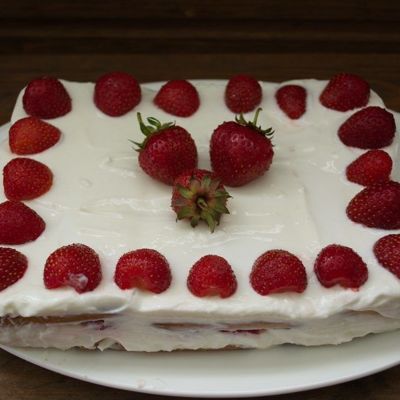 Клубнично-творожный торт без выпечки