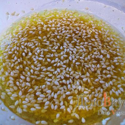 Заправка для салата из бальзамического уксуса, оливкового масла, лимонного сока, горчицы и кунжута