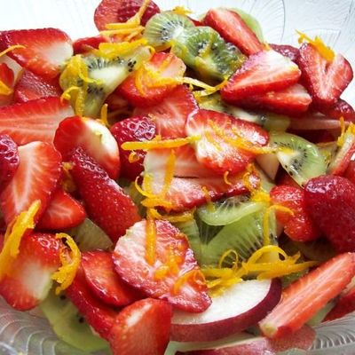 Быстрый и праздничный фруктовый салат из киви с клубникой