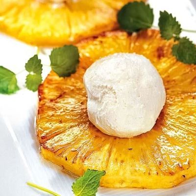 Десерт из ананаса с мороженым