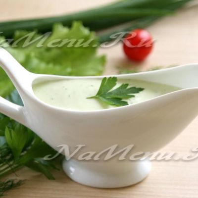 Зеленый соус с брынзой и йогуртом