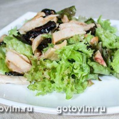Салат с копченой куриной грудкой и черносливом