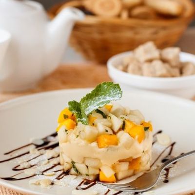 Десерт из осенних фруктов с маскарпоне и манго