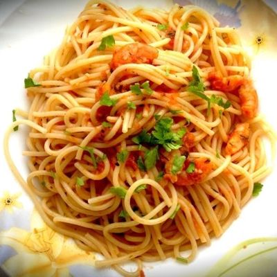 Спагетти с креветками в томатном соусе
