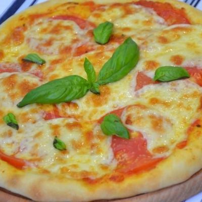 Классическая итальянская пицца Маргарита с моцареллой и помидорами