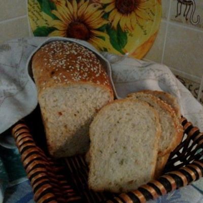 Хлеб с сыром, кунжутом, сушеными овощами и укропом