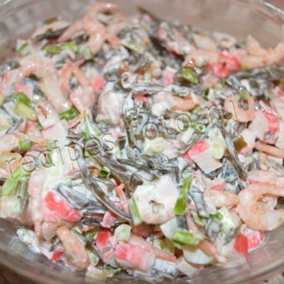 Праздничный салат с креветками и крабовыми палочками с морской капустой без майонеза
