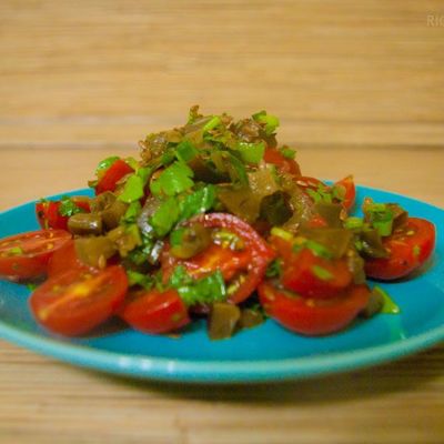 Диетический салат с баклажанами и помидорами Черри