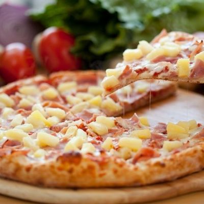 Пицца-пирог с колбасой и сыром