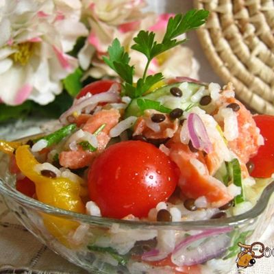 Салат с рисом, сёмгой и овощами