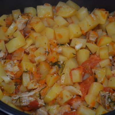Картошка с мясом и помидорами в мультиварке