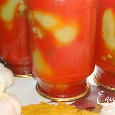 Маринованный перец, фаршированный баклажанами, в томатном соке