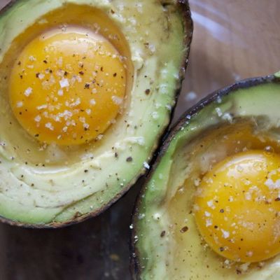 Завтрак для чемпионов: яйца, запечённые в авокадо