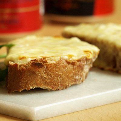 Запеченные бутерброды с сыром и чесноком