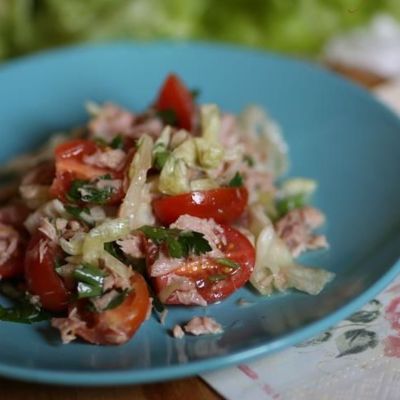 Невероятно сочный салат с тунцом