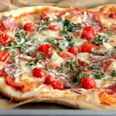Пицца с салями, помидорами и сыром