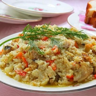 Рыба хоки, тушеная на сковороде с рисом и овощами