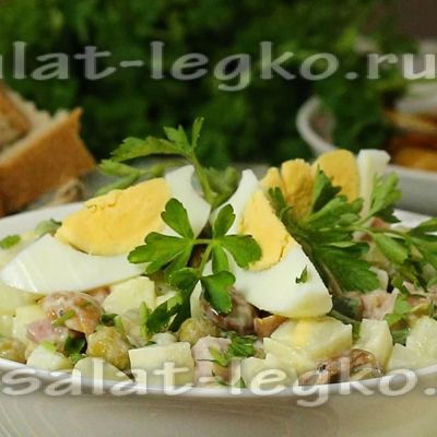 Салат с маринованными опятами, ветчиной и яйцом