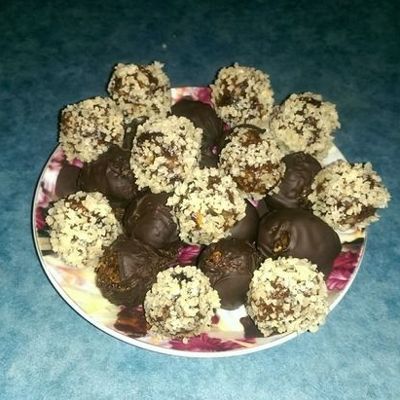 Конфеты из сухофруктов и орехов в шоколаде