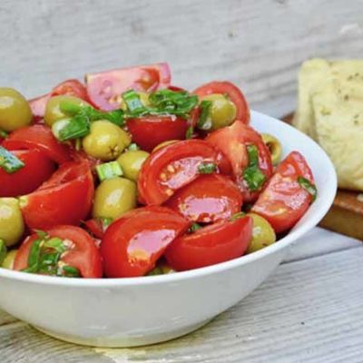 Салат с помидорами и оливками