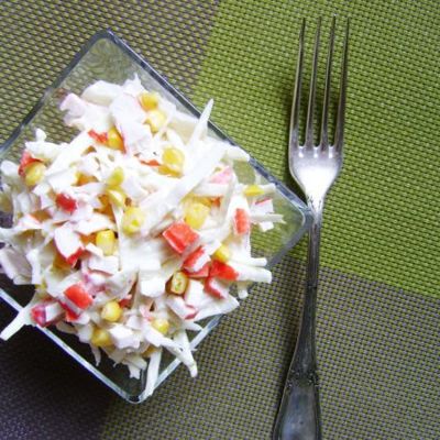 Любимый салат с крабовыми палочками и кукурузой классический