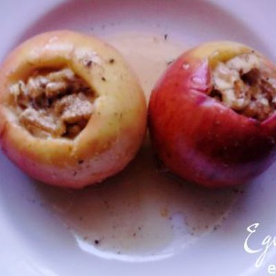 Печеные яблоки с орехами и медом