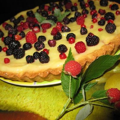 Песочный пирог с заварным кремом и ягодами