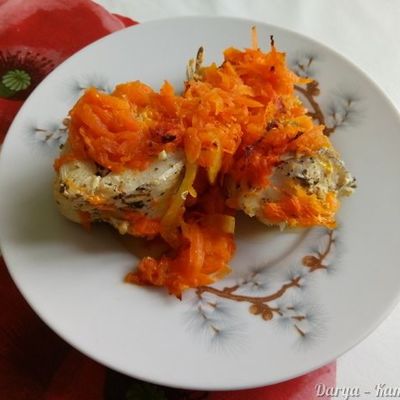 Хек запеченный с морковью и луком