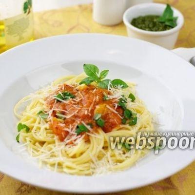 Спагетти с помидорами и базиликом